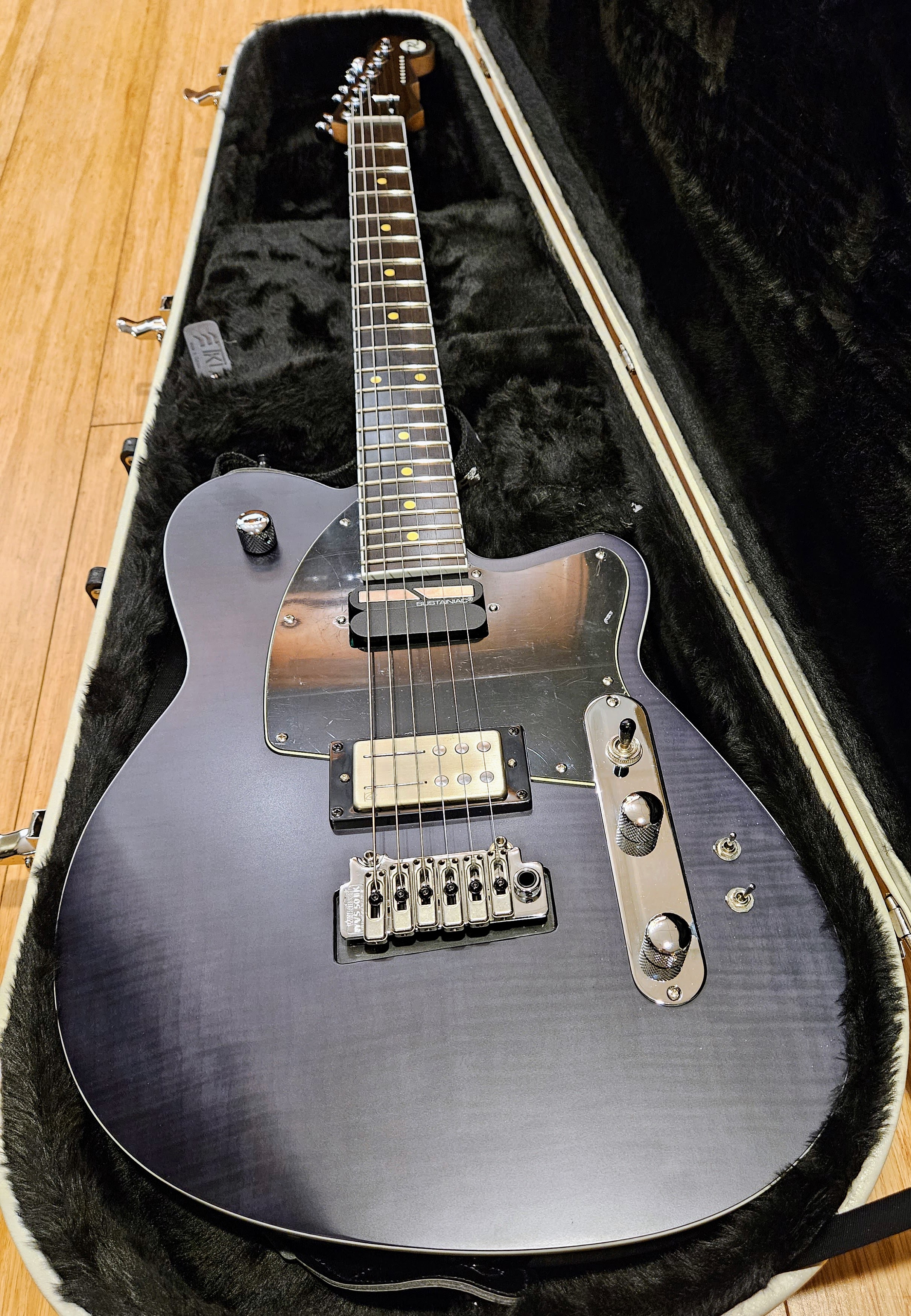 Reverend Reeves Gabrels Signature Satin Black w/'Sustainiac system' (One of a kind feedback
guitar)